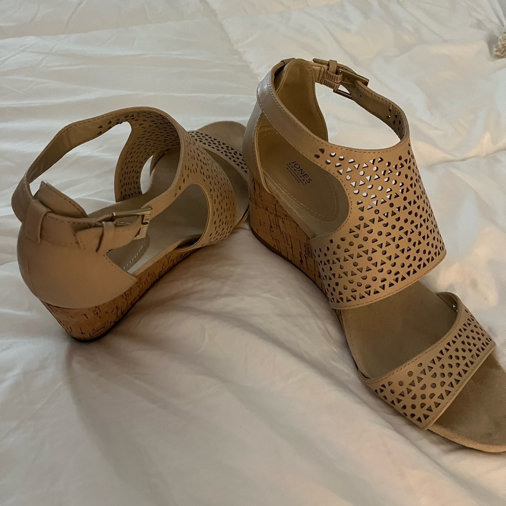 Jones New York Tan wedges